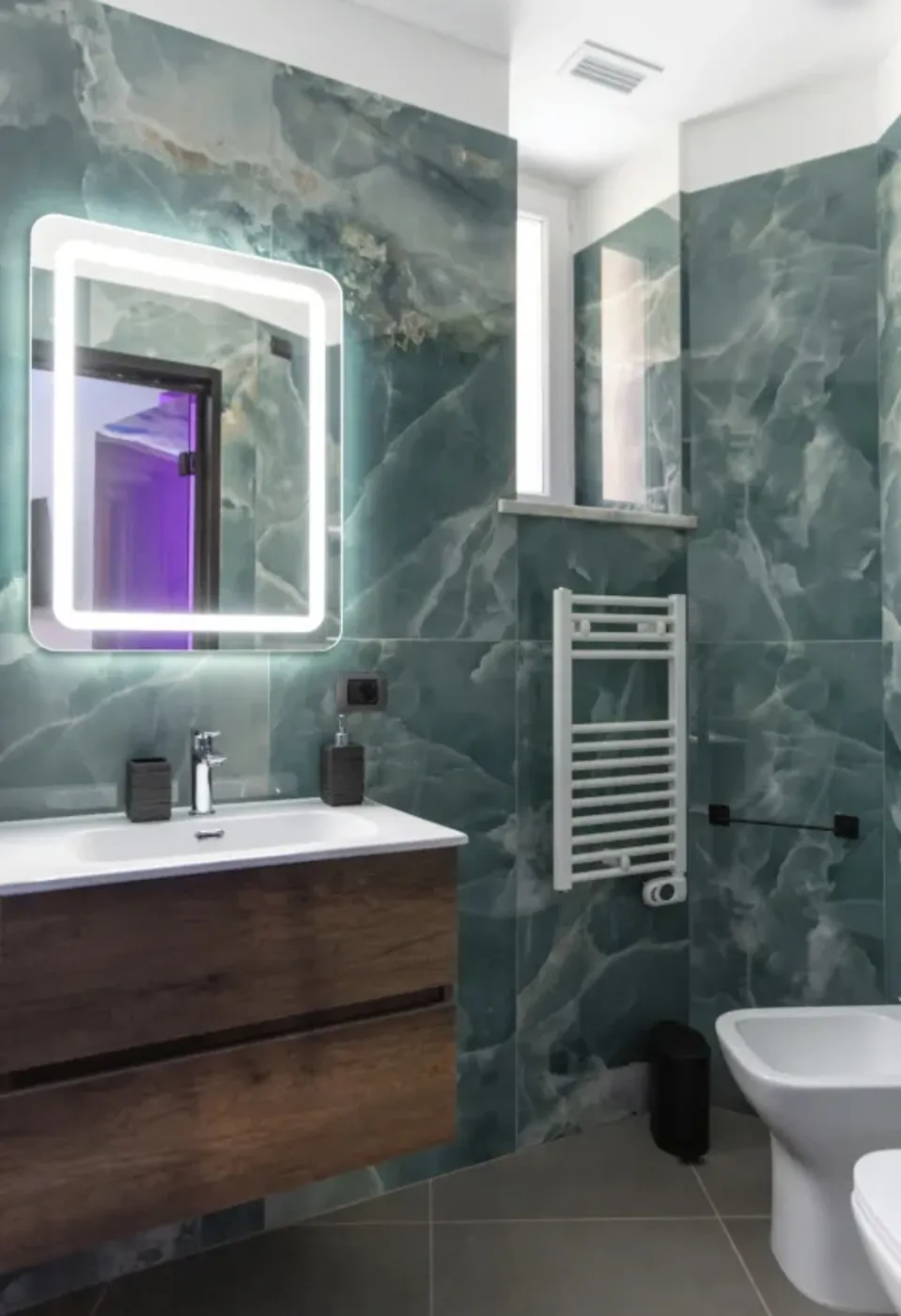 Bagno piccolo di 3 m² ristrutturato a Roma Porta Pia, con doccia separata e gres effetto onice verde