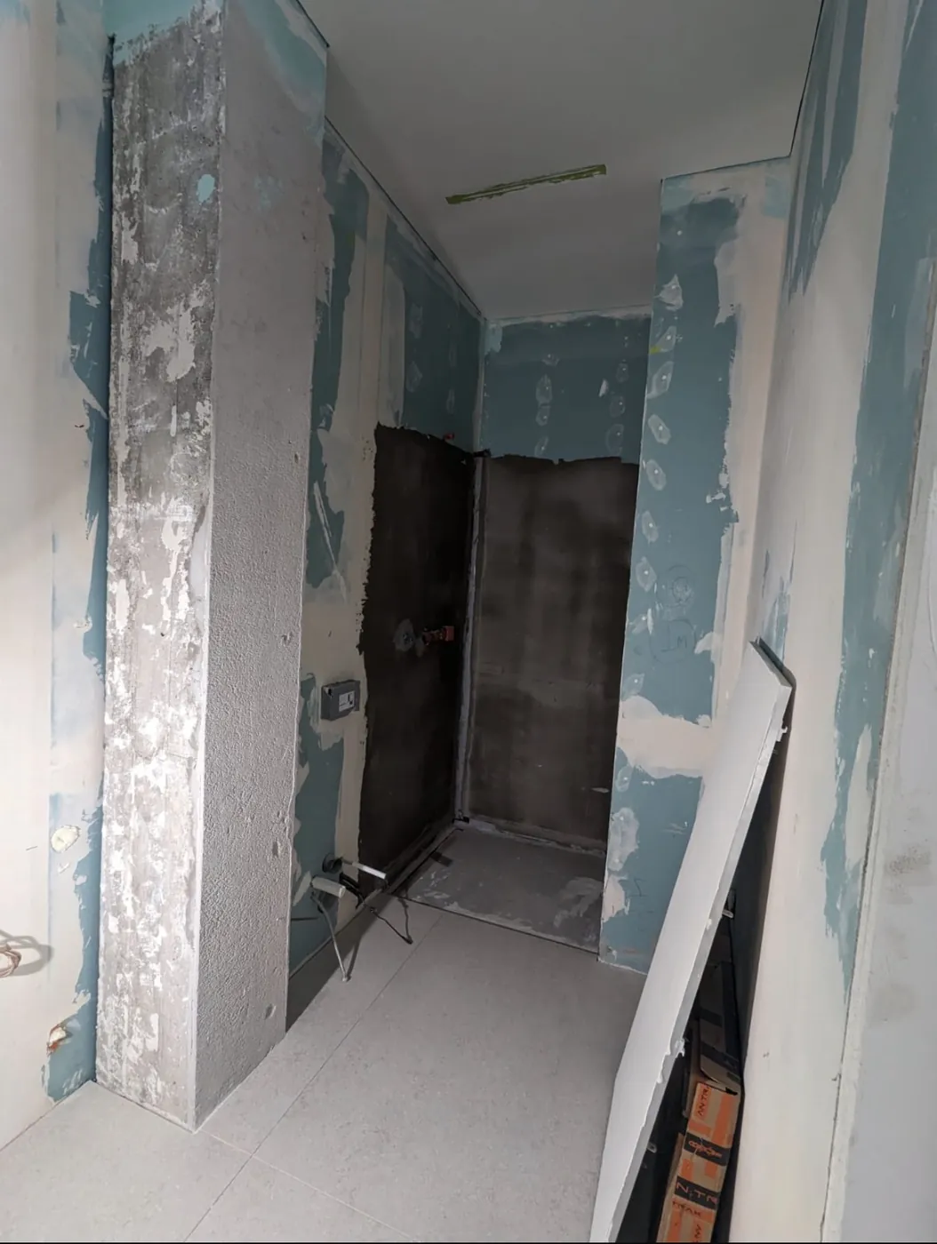 Ristrutturazione di un bagno in villa a Roma Olgiata, durante i lavori: zona doccia prima della posa delle grandi lastre in gres