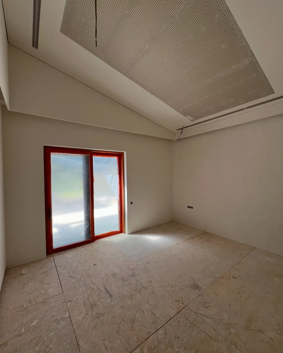 Camera da letto con controsoffitto forato fonoassorbente e infisso protetto