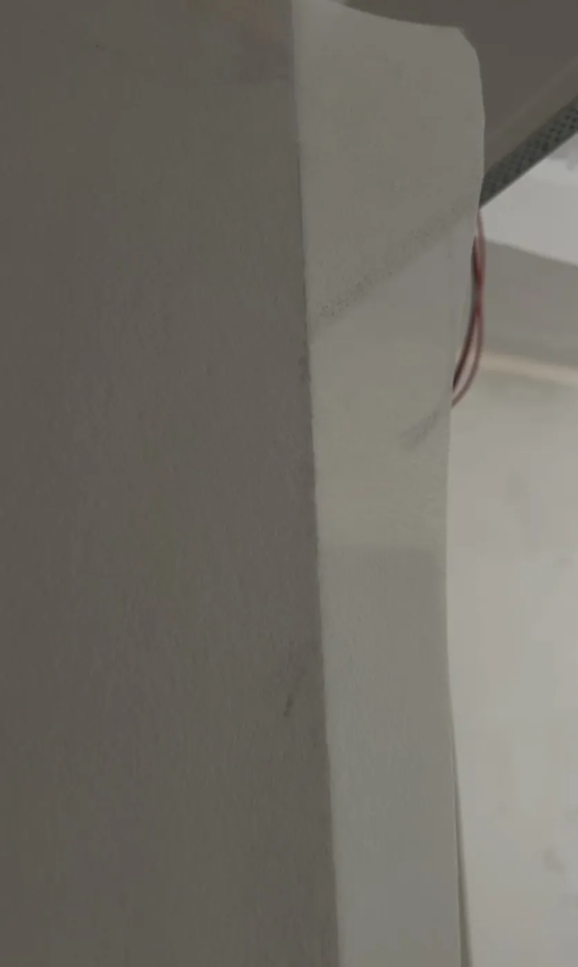 Tessuto in fibra di vetro che riveste lo spigolo tra parete e soffitto, Roma Piazza Fiume