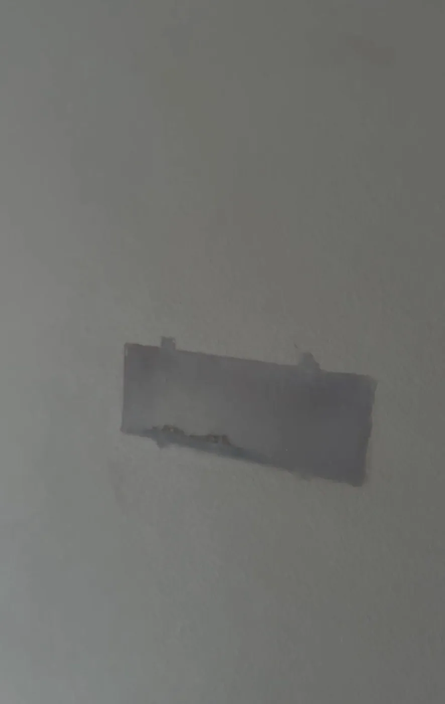 Parete rivestita con tessuto in fibra di vetro intorno a una cassetta a muro, Roma Piazza Fiume