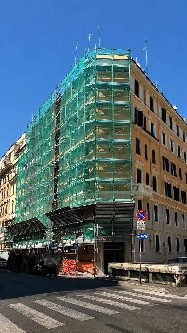 Facciata condominiale, cantiere in corso