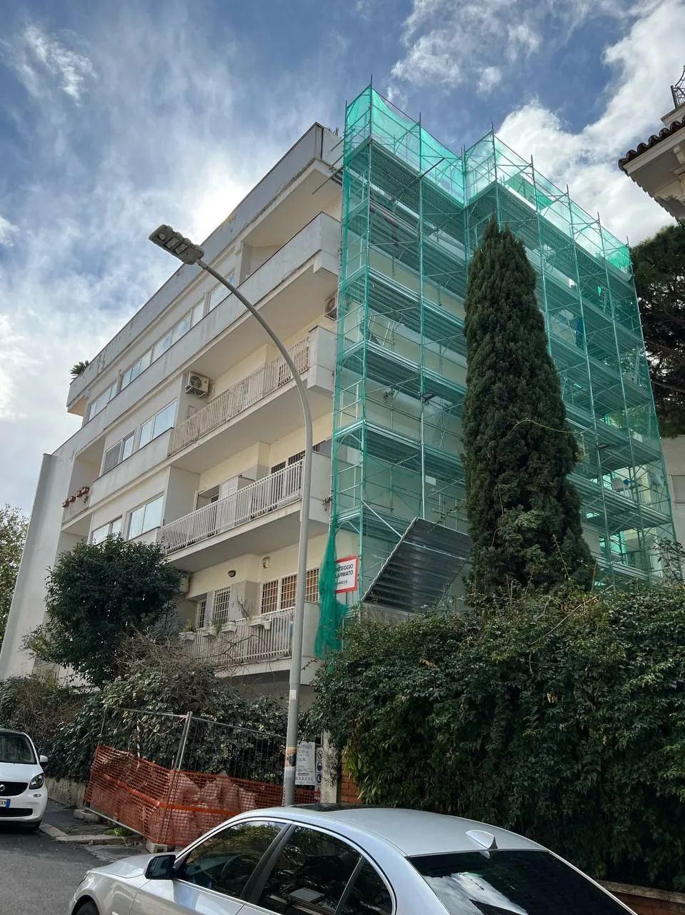 Facciata condominiale, ponteggio in opera