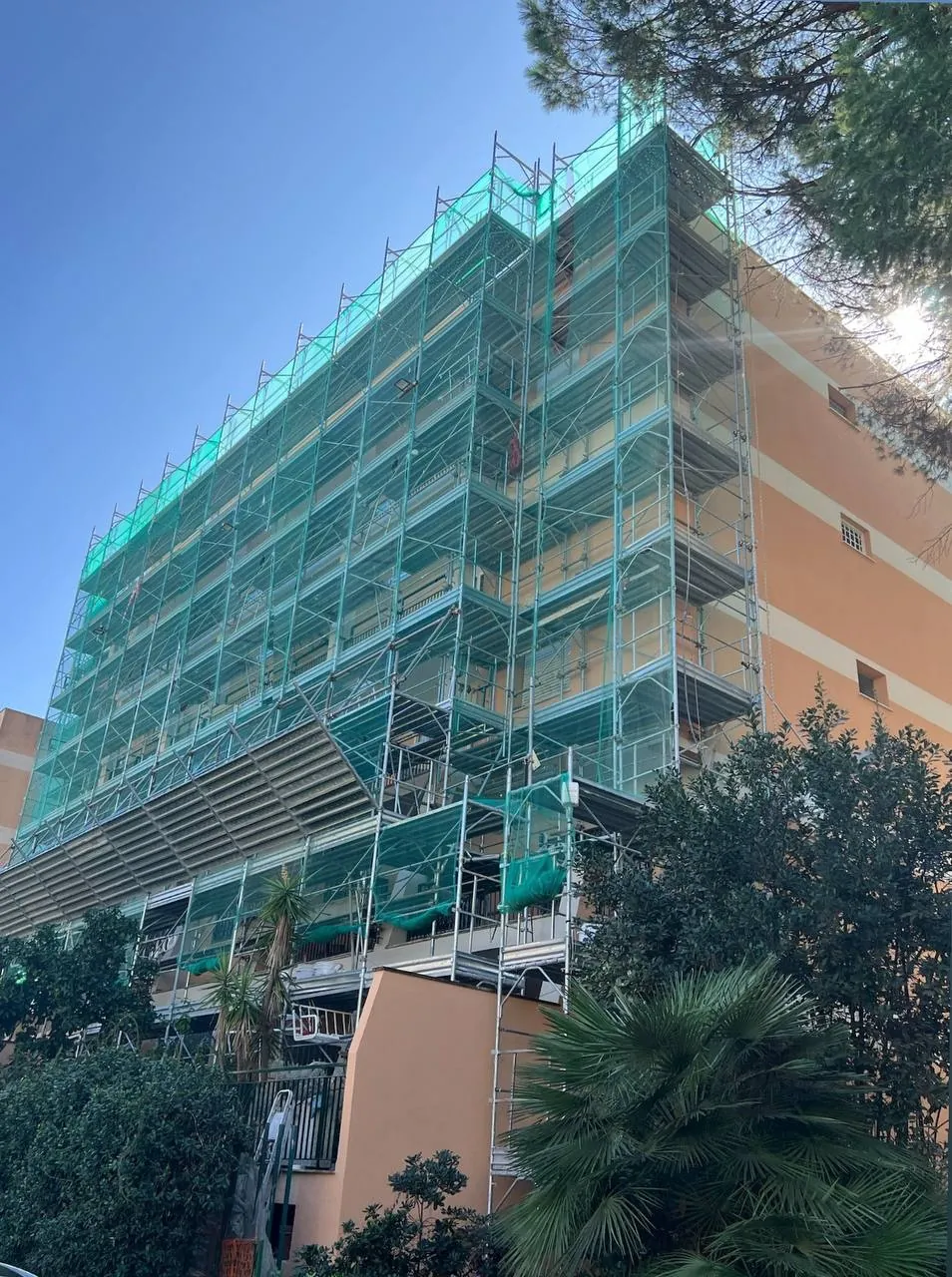 Facciata condominiale, cantiere in corso