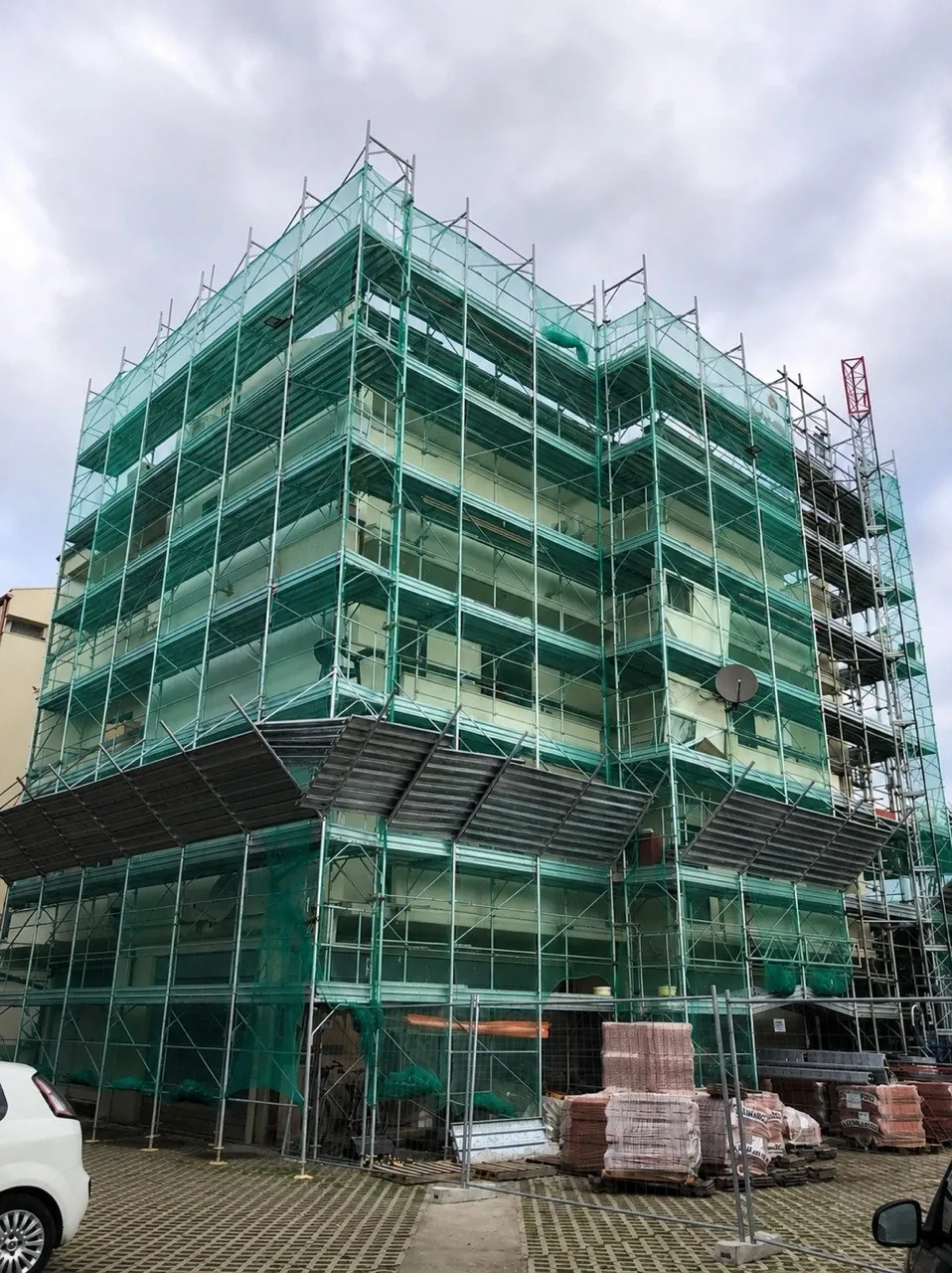 Facciata condominiale, cantiere in corso