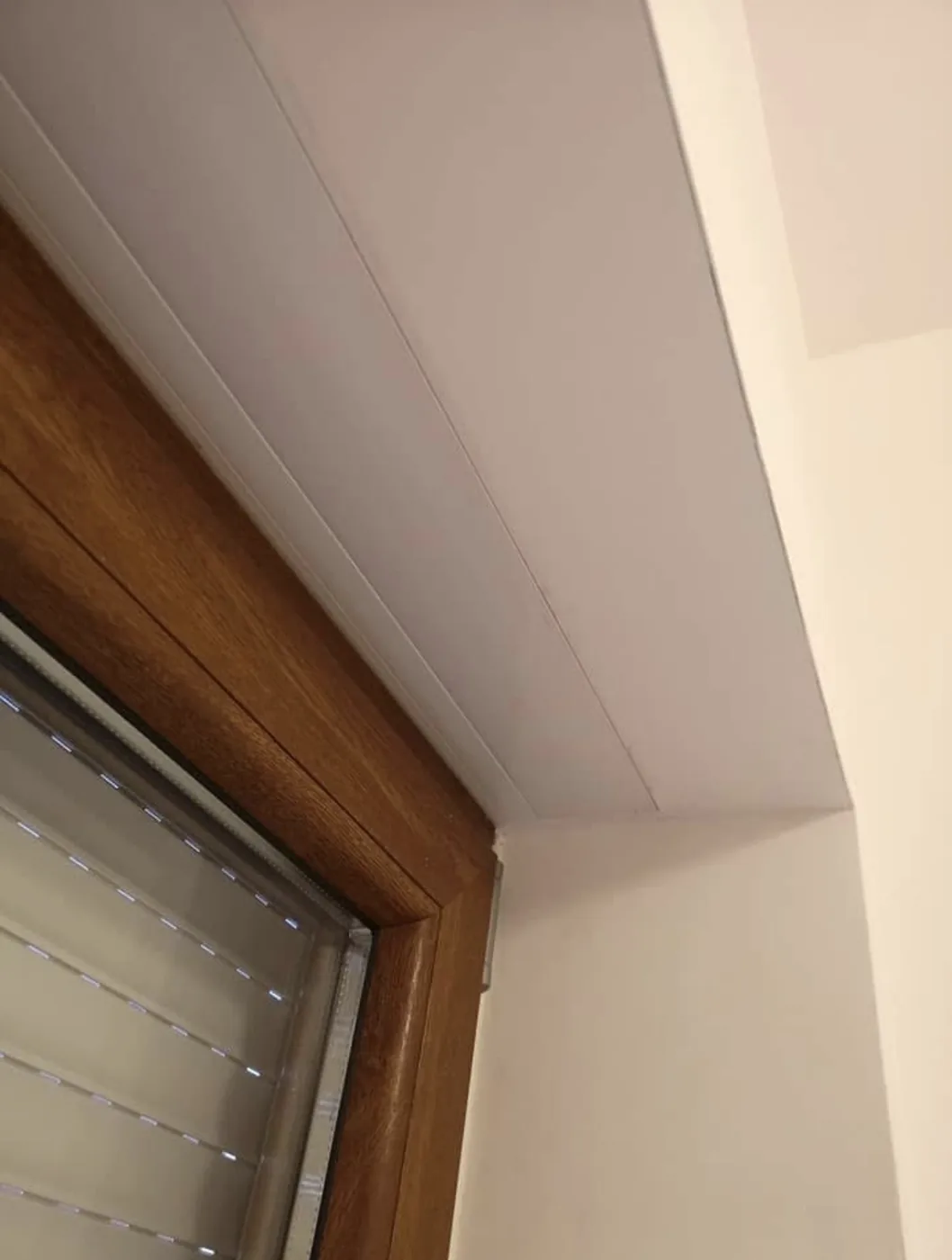 Raccordo tra infisso in PVC finto legno e monoblocco coibentato bianco, Roma Corso Trieste