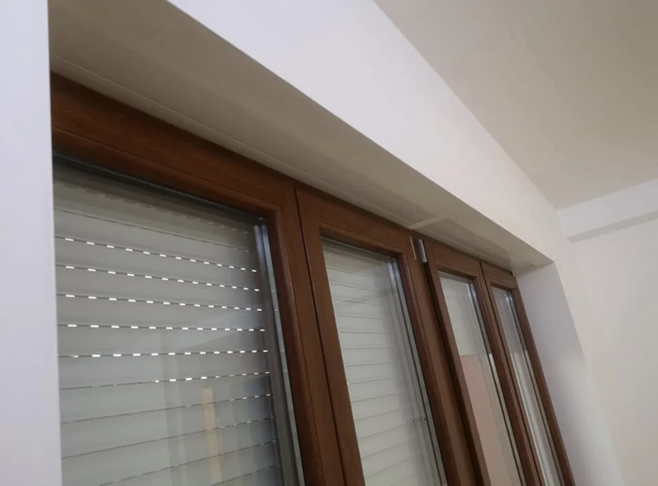 Monoblocco coibentato per tapparella sopra infissi in PVC finto legno, Roma Corso Trieste