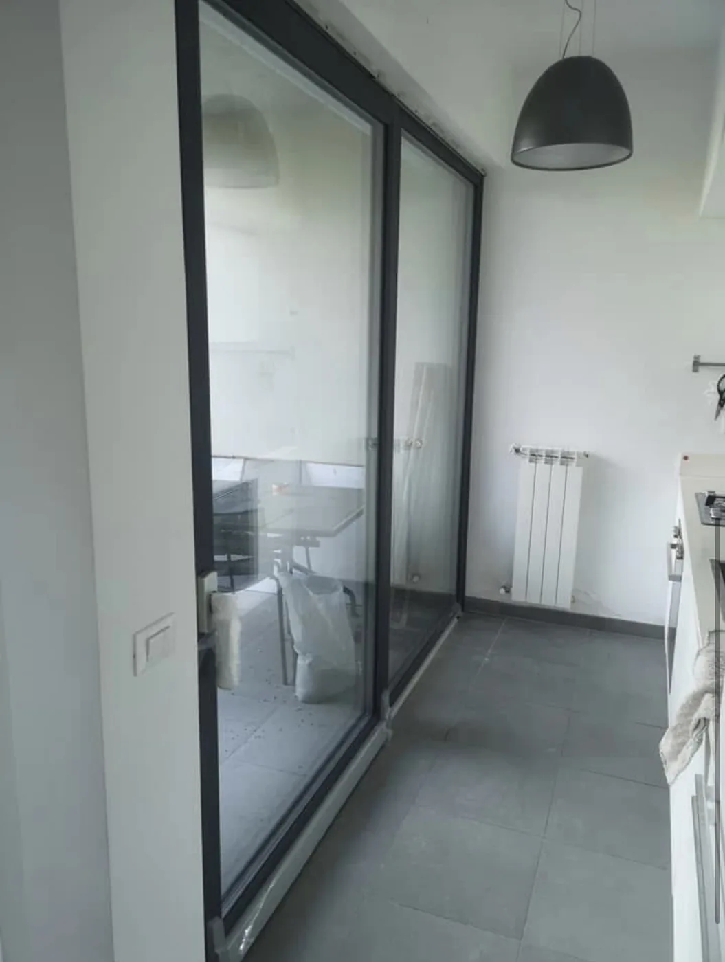 Porta-finestra scorrevole antracite vista dall’interno della cucina, Roma EUR
