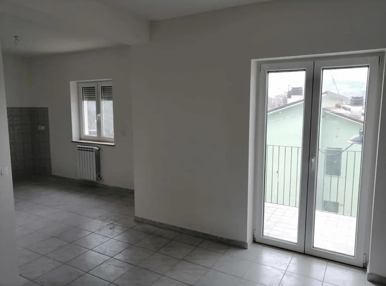 Appartamento a L’Aquila con porta-finestra e finestra in PVC Rehau bianco, cantiere con il Superbonus 110%