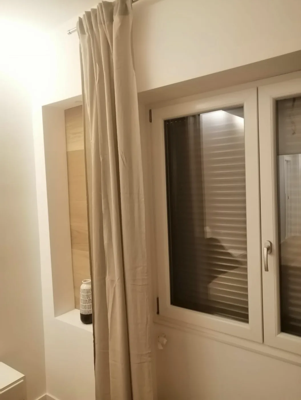Finestra in PVC bianco a due ante in una camera, appartamento a Roma Monte Sacro