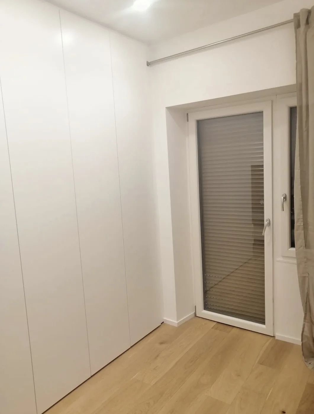 Porta-finestra in PVC bianco a un’anta in una camera a Roma Monte Sacro
