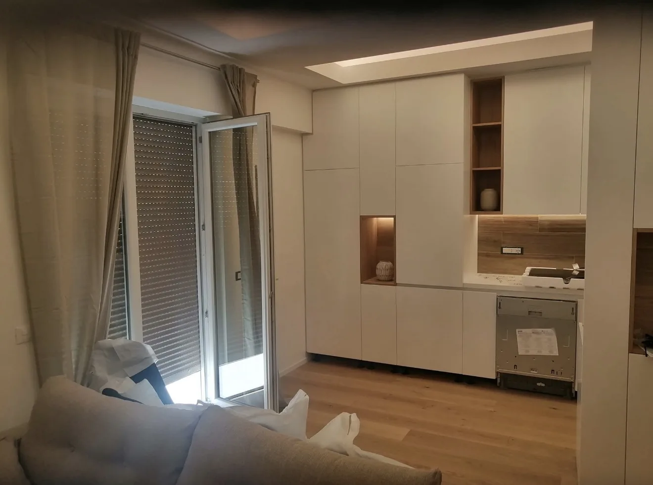 Porta-finestra in PVC bianco in un soggiorno a Roma Monte Sacro, foto dell'articolo sul cantiere di infissi
