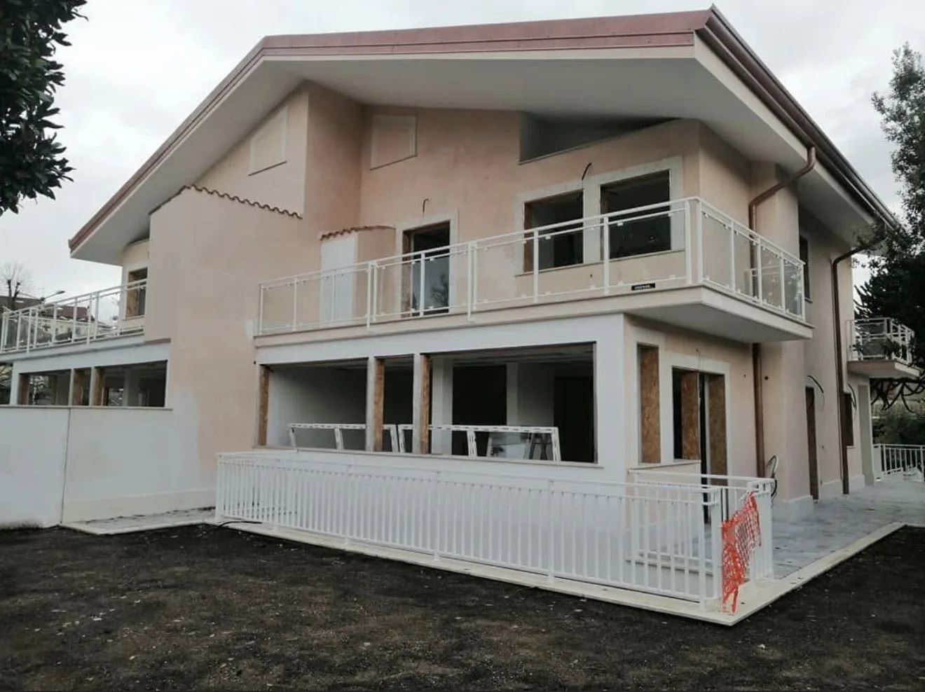 Villa bifamiliare in cantiere a Trigoria, Roma, con le aperture pronte per la posa degli infissi