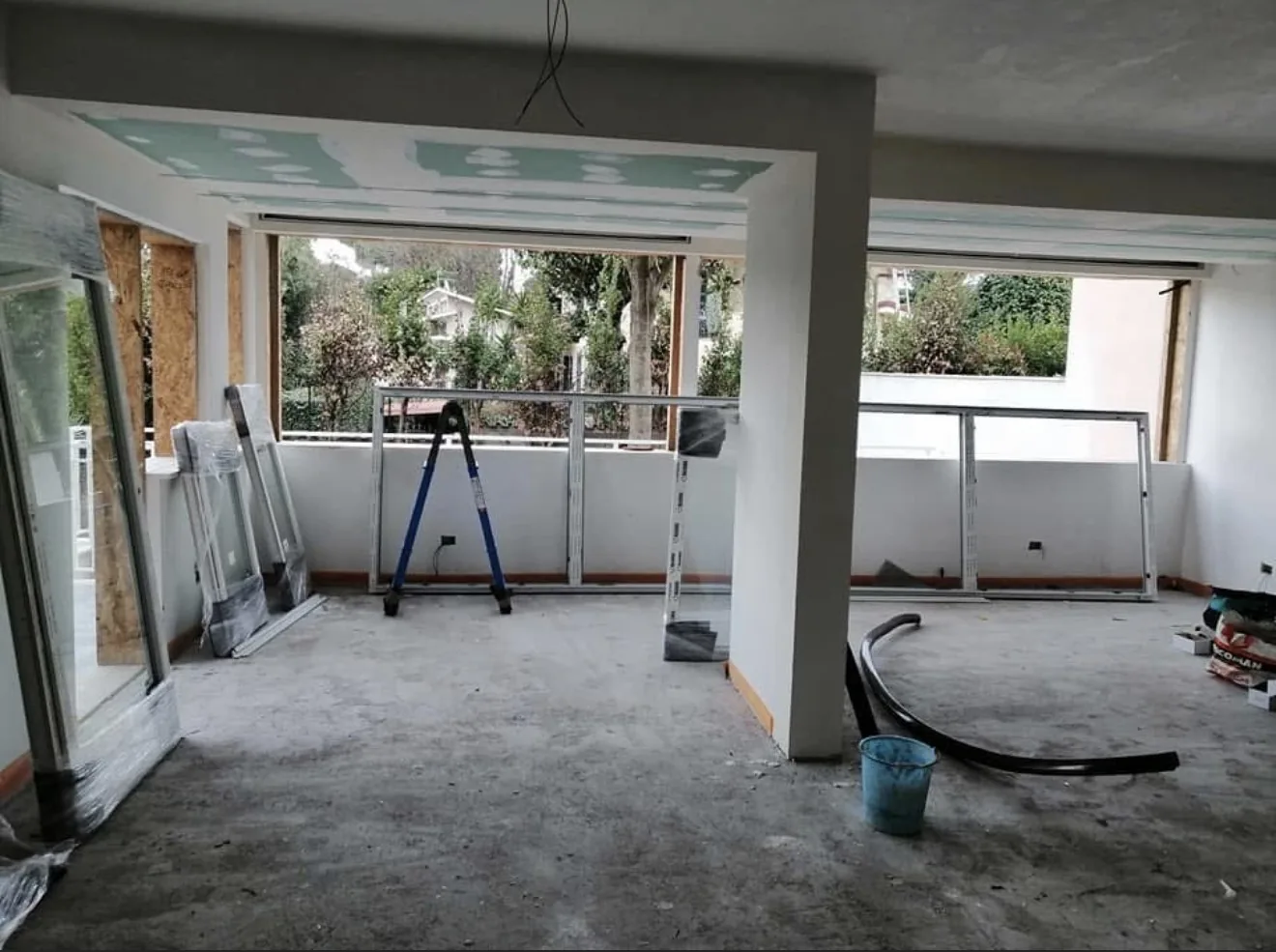 Infissi in PVC Rehau imballati e telai pronti per la posa nel soggiorno di una villa a Trigoria