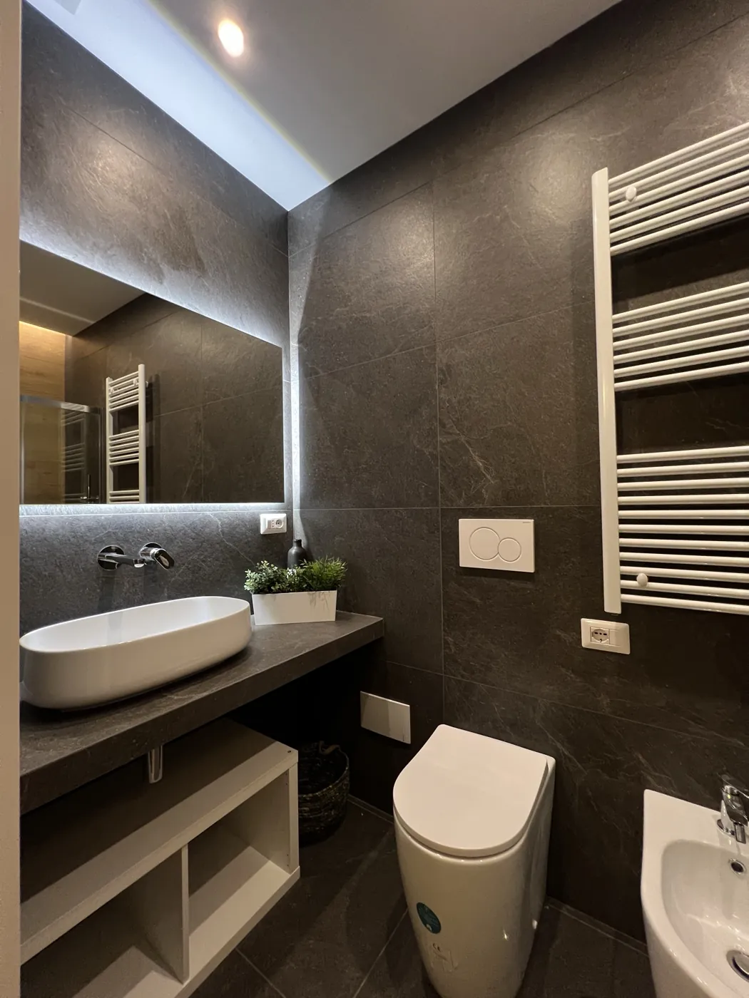 Bagno in gres effetto pietra scura con specchio retroilluminato, Roma Corso Francia