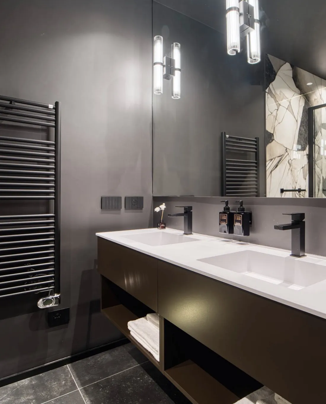 Bagno con pareti nere, doppio lavabo e rubinetteria nera, Roma San Giovanni