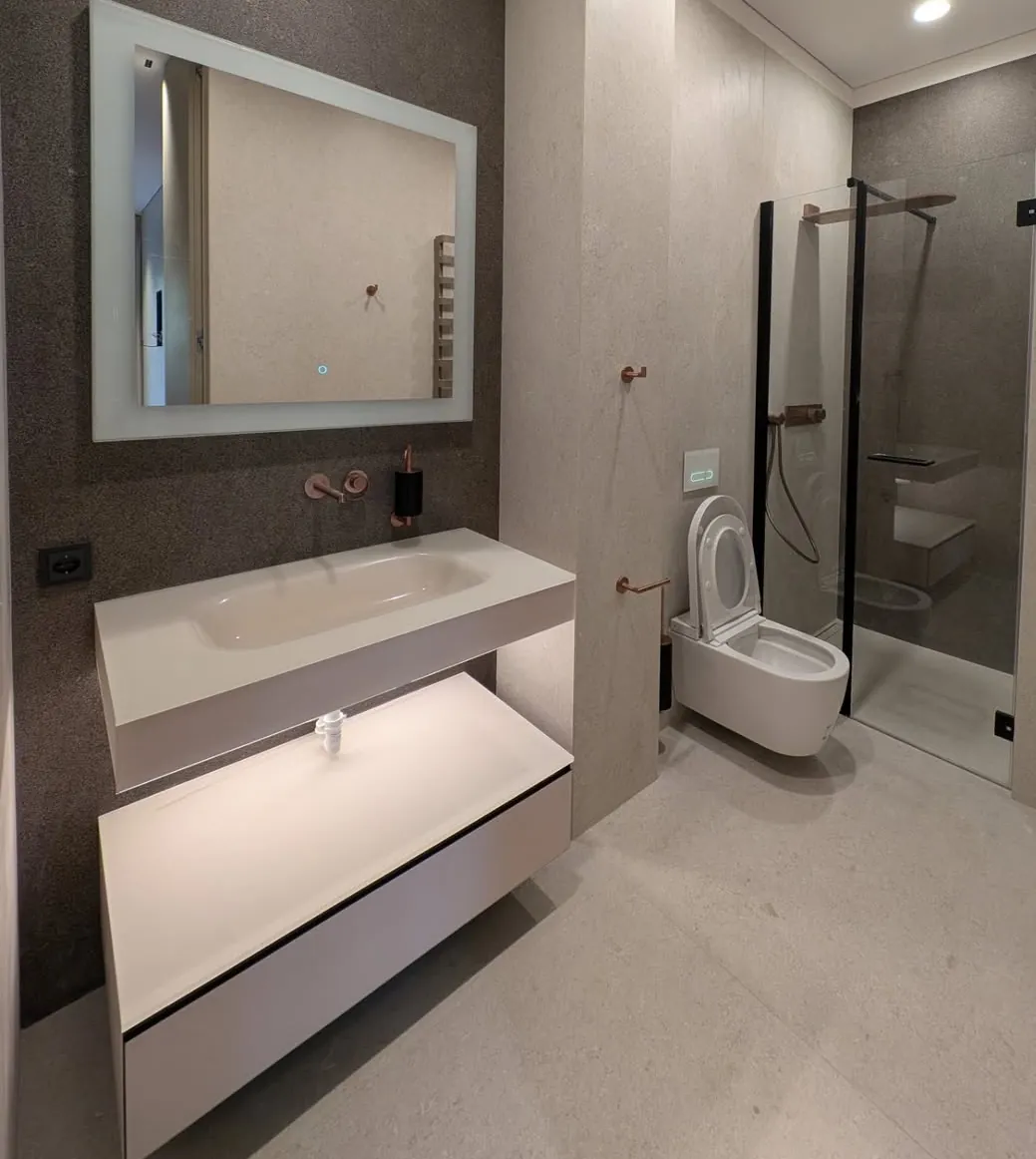 Bagno con sanitari sospesi, specchio LED e rubinetteria ramata, Roma Olgiata