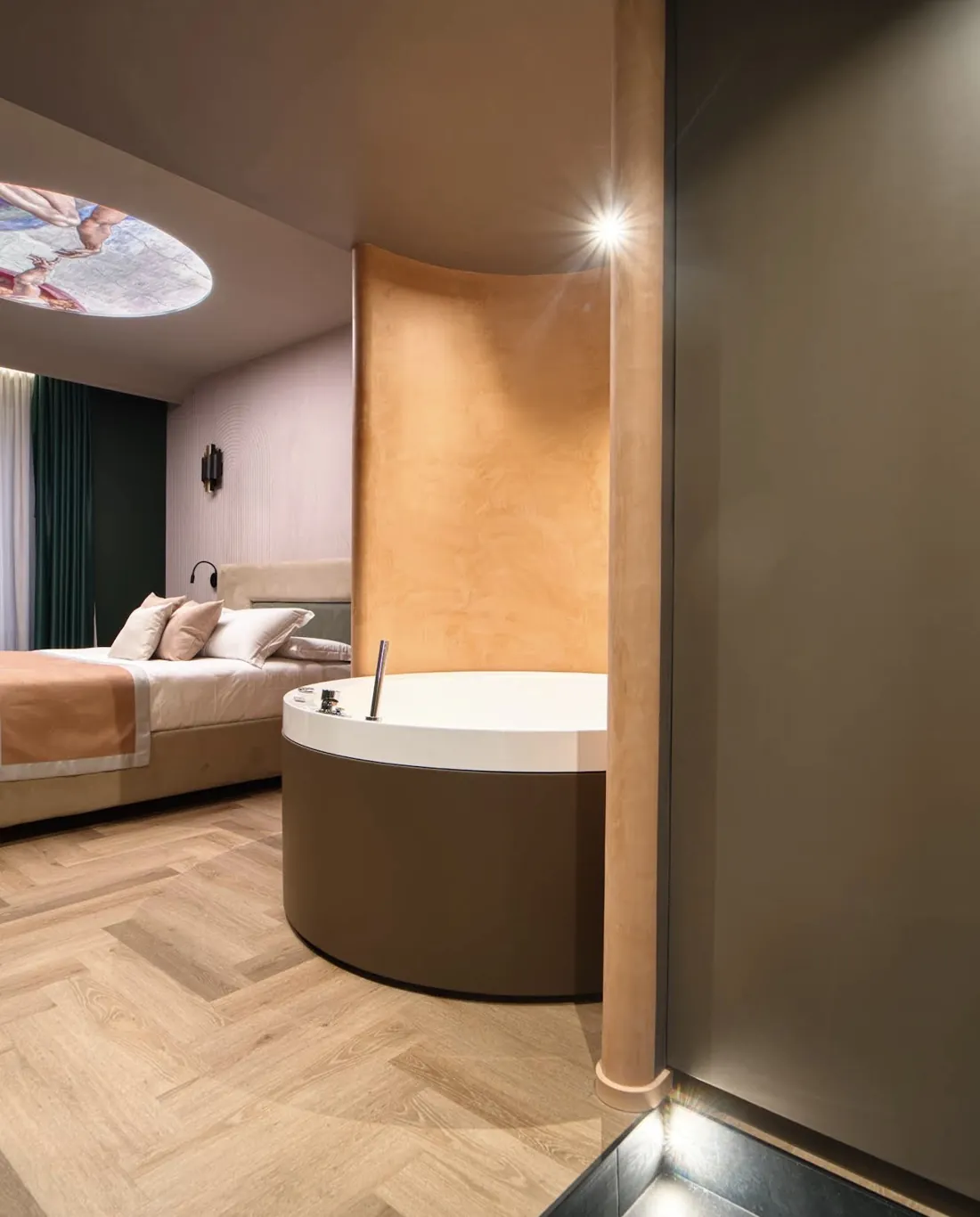 Suite con vasca tonda e parete curva in resina, Roma Manzoni