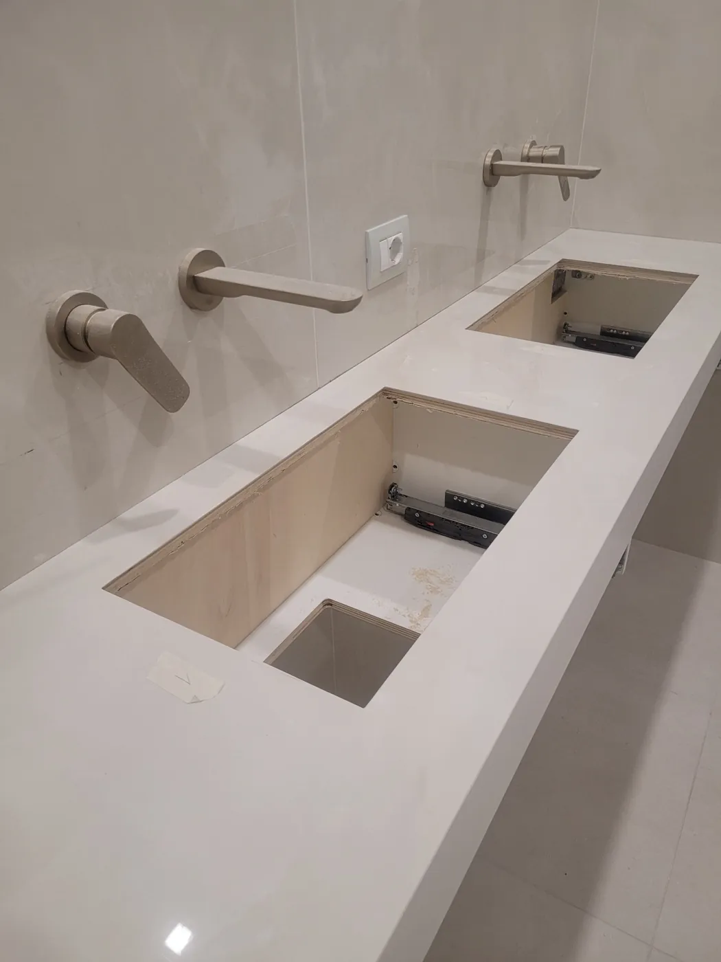 Piano lavabo su misura con due vasche integrate e rubinetteria a parete, in fase di montaggio, Roma Olgiata