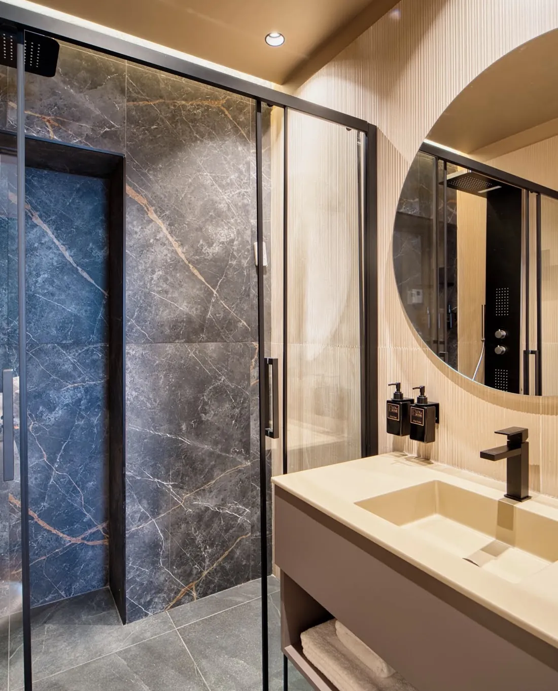 Bagno con doccia in gres effetto marmo grigio, nicchia e specchio tondo, Roma Manzoni