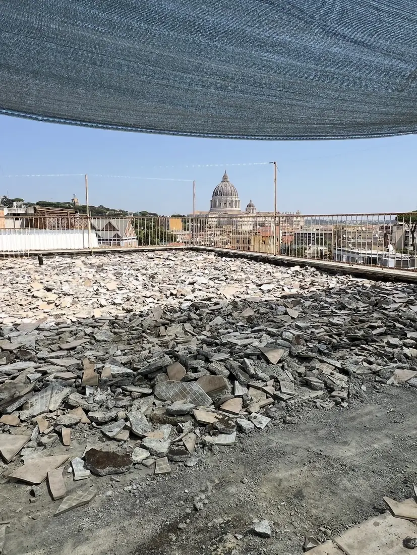 Demolizione del vecchio pavimento del terrazzo prima dell’impermeabilizzazione, Roma