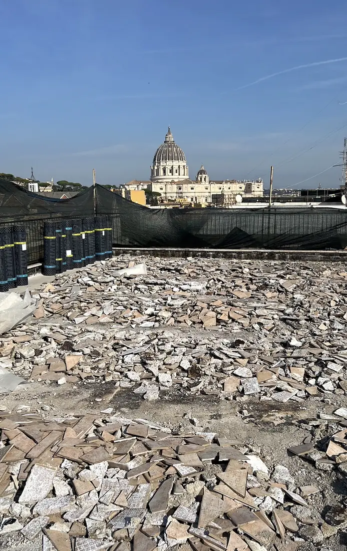 Rotoli di guaina bituminosa pronti per l’impermeabilizzazione del terrazzo a Roma